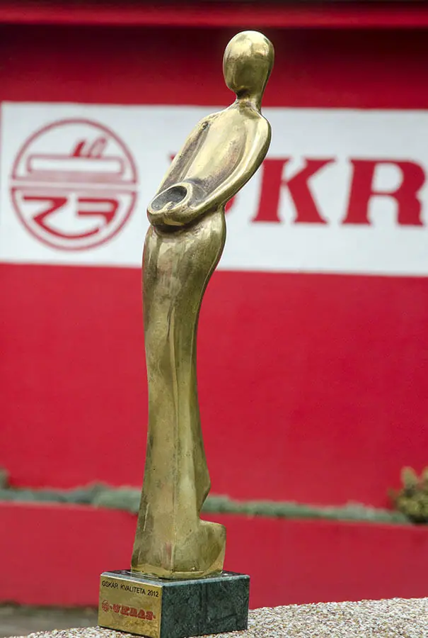 Statua Oskar kvaliteta ispred logotipa Ukras
