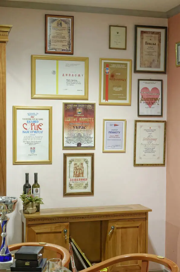 Zid sa diplomama i priznanjima u Ukrasu