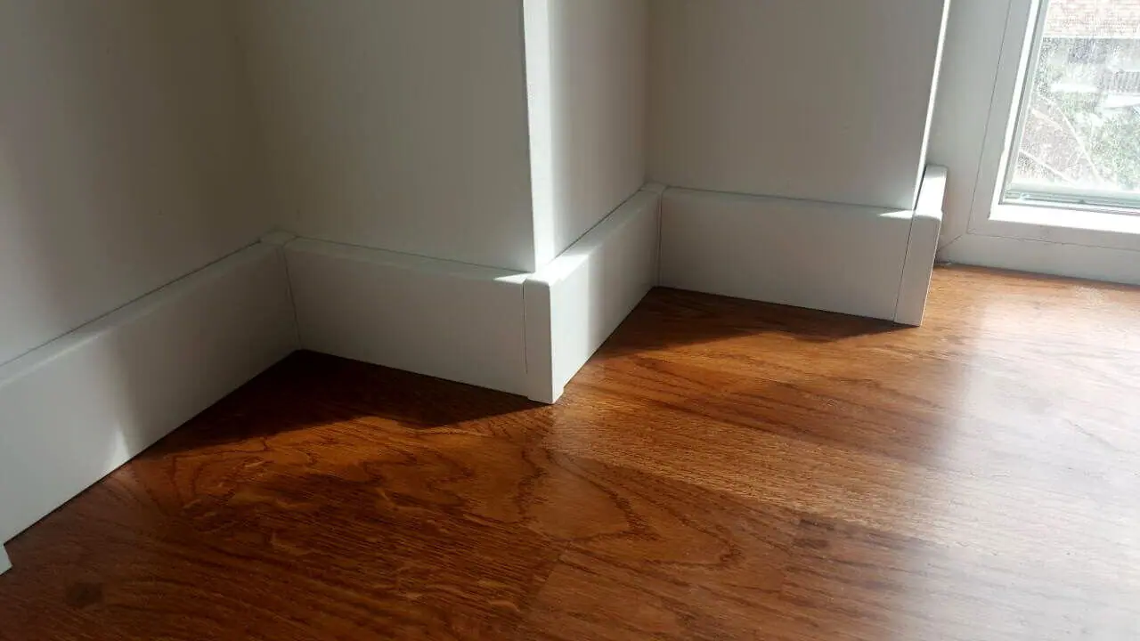 Bela farbana MDF lajsna, ugrađena